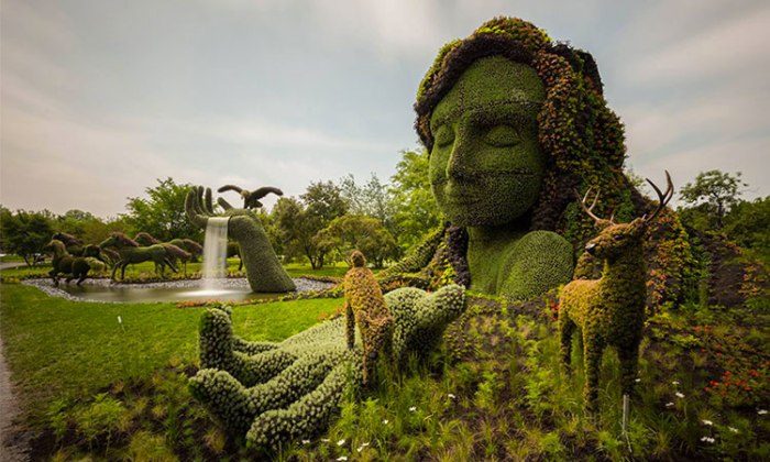des sculptures vegetales monumentales installees dans les jardins de montreal